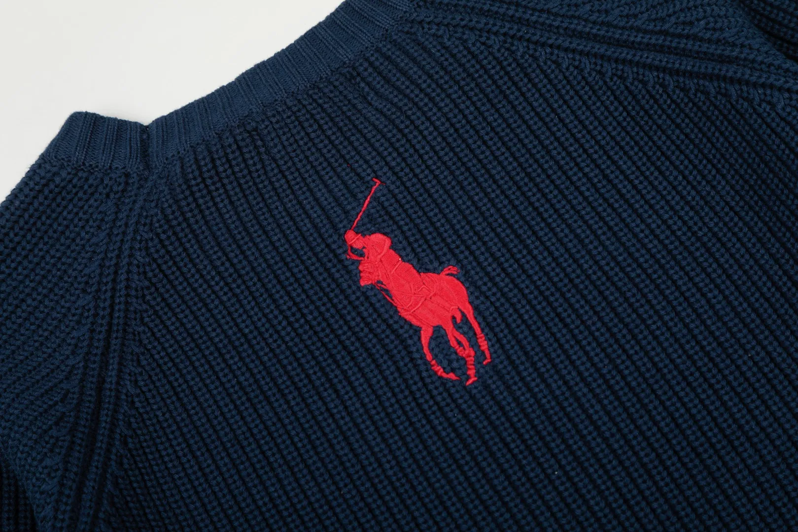 P220 Top quality" Style number: DS812# (not off the shelves all year round) [Ralph Lauren round neck piqué knitted sweater with war horse embroidery on the front and back] ✅Ralph Lauren classic basic versatile round neck pullover sweater for men and women ✅Main supply platform live broadcast Wholesale entity Replenish if out of stock Not removed from the shelves ✅ZP quality 1:1 version Scan the code to enter the GF website Counter quality ✅Detailed quality The only one in Guangzhou Imported quality cotton yarn Mainly high-end, cost-effective, good quality needless to say ✅The version is restored to the original order, the maximum size can be worn up to 200 pounds, loose, comfortable and stress-free ✅The upper body is simple and easy to match, ootd must-have style, good-looking clothes are never picky, a must-have item in the wardrobe is recommended. Size: S-XL Color: White, gray, khaki, navy blue, brown, burgundy, black with white label, black with red label